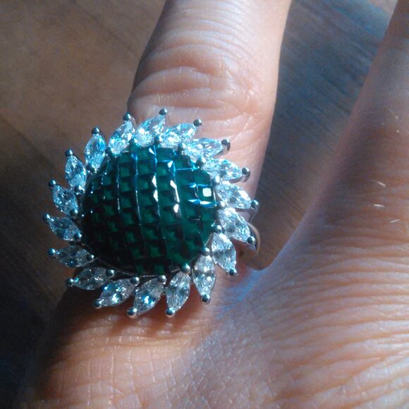 Simulated White and Green Diamond Sunburst Sterling Silver Ring (Size 6) - Picture 10 of 11